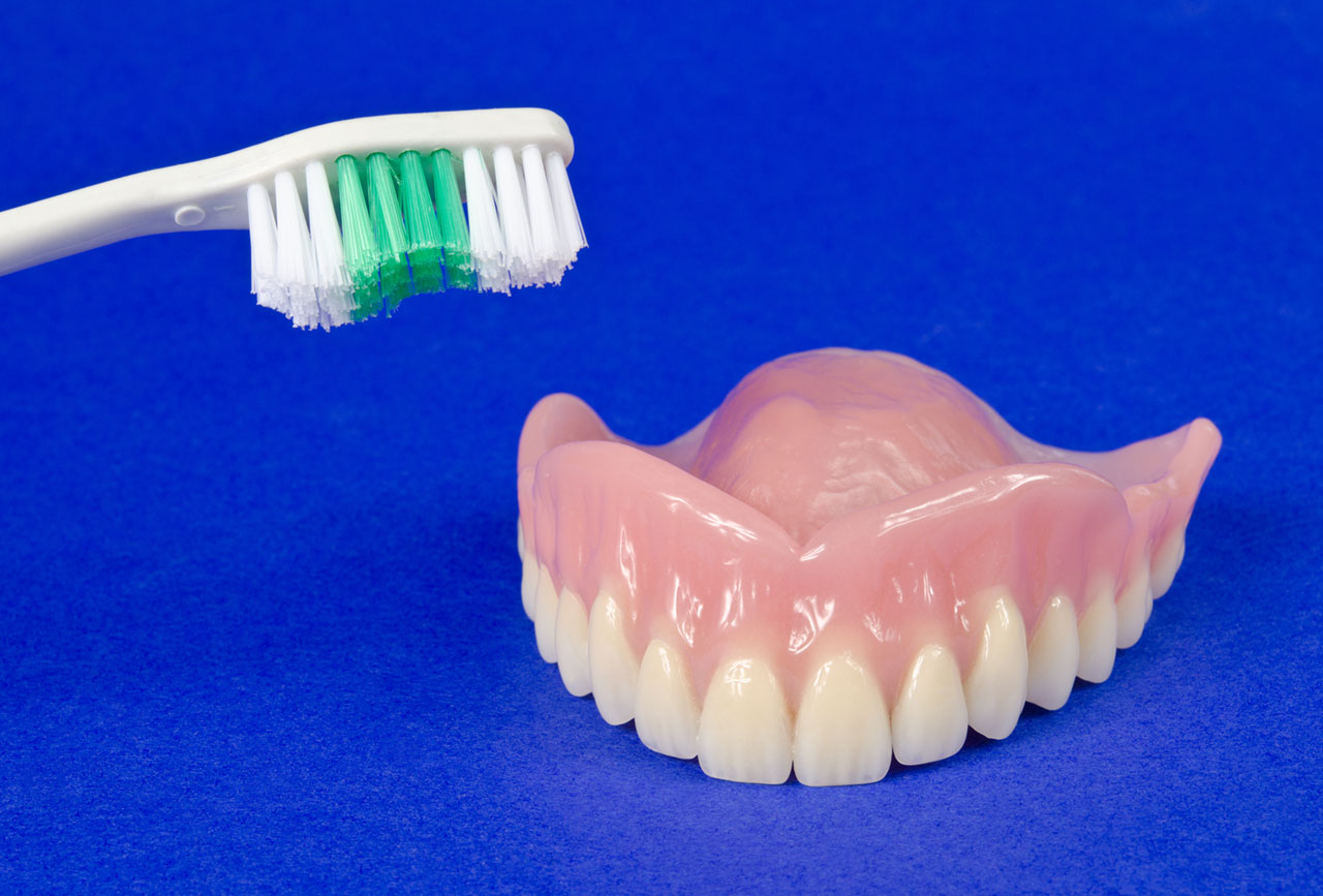 Wie Bekommt Man Eine Zahnlücke Weg Ohne Zahnspange Zahnprothese reinigen aber richtig - Esser Dentallabor
